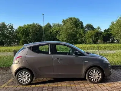 Usata Lancia Ypsilon 69 CV (50 kW) 2014 Grigio Utilitaria