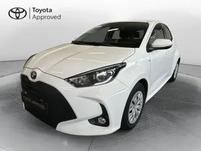 Usata Toyota Yaris Hybrid Active 116 CV (85 kW) 2022 Bianco Berlina