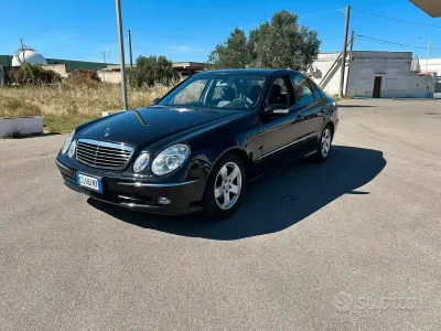 Usata Mercedes E220 Avantgarde 150 CV (110 kW) 2005 Nero Berlina