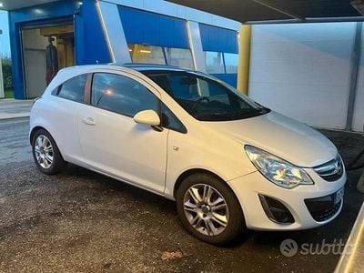 Usata Opel Corsa 75 CV (55 kW) 2011 Bianco Berlina