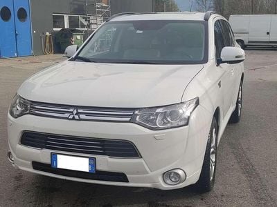 Usata Mitsubishi Outlander P-HEV Instyle 121 CV (88 kW) 2014 Bianco SUV