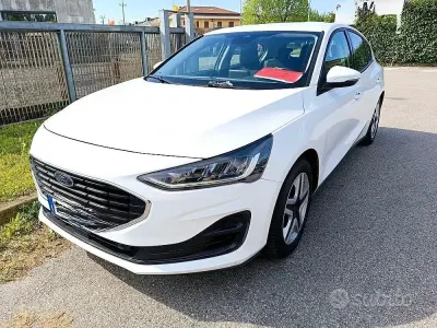 Gebraucht Ford Focus 120 PS (88 kW) 2022 Weiß Limousine