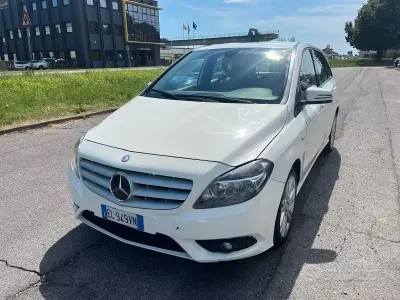 Usata Mercedes B180 Premium 109 CV (80 kW) 2012 Bianco Utilitaria