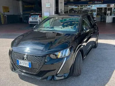 Usata Peugeot 208 GT 101 CV (74 kW) 2023 Nero Utilitaria