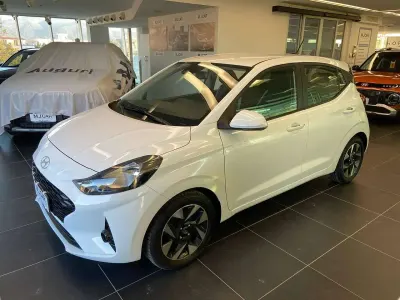 Usata Hyundai i10 67 CV (49 kW) 2023 Atlas white Utilitaria