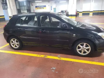 Usata Toyota Corolla 97 CV (71 kW) 2004 Nero Berlina