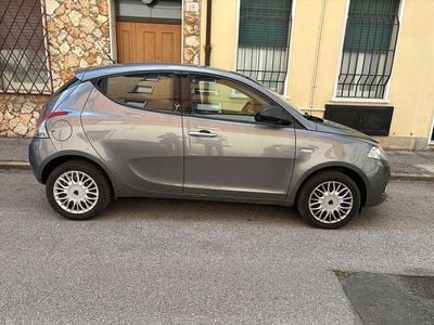 Usata Lancia Ypsilon Silver 69 CV (50 kW) 2016 Grigio Utilitaria