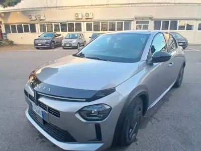 Usata Lancia Ypsilon 101 CV (74 kW) 2025 Grigio Utilitaria