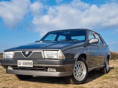 Usata Alfa Romeo 75 148 CV (108 kW) 1988 Grigio Berlina
