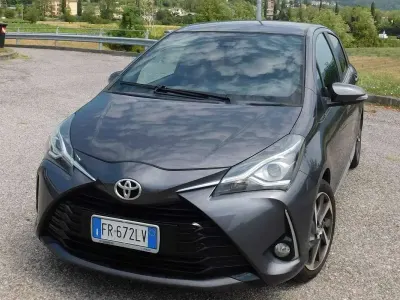 Usata Toyota Yaris Lounge 111 CV (81 kW) 2018 Grigio Berlina