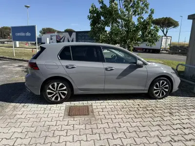 Usata VW Golf VIII 131 CV (96 kW) 2023 Grigio Berlina