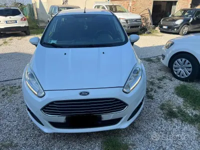 Usata Ford Fiesta Titanium 97 CV (71 kW) 2013 Bianco Berlina