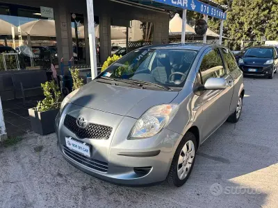 Usata Toyota Yaris Sol 69 CV (50 kW) 2007 Grigio Utilitaria