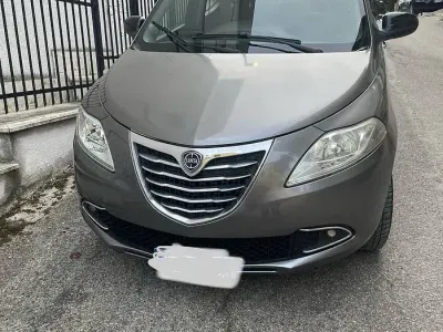 Usata Lancia Ypsilon 80 CV (58 kW) 2015 Grigio Utilitaria