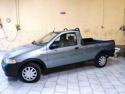 Usata Fiat Strada 80 CV (58 kW) 2004 Grigio Pick-up