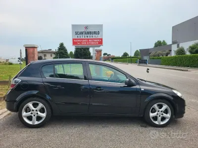 Usata Opel Astra Cosmo 110 CV (80 kW) 2009 Nero Berlina