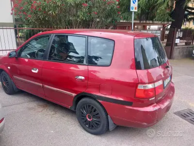 Usata Kia Carens 112 CV (82 kW) 2004 Rosso Monovolume