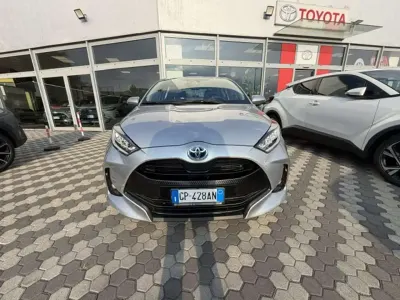Usata Toyota Yaris Hybrid Trend 92 CV (67 kW) 2023 Argento Berlina