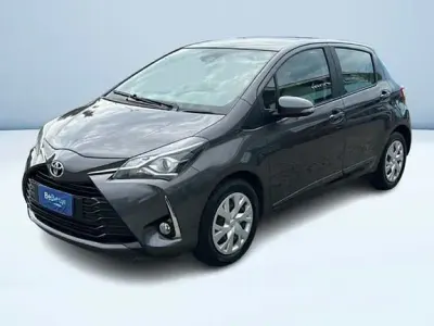 Usata Toyota Yaris Active 111 CV (81 kW) 2019 Grigio Berlina