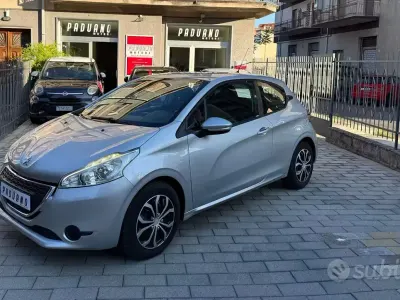 Usata Peugeot 208 Active 82 CV (60 kW) 2014 Grigio Utilitaria