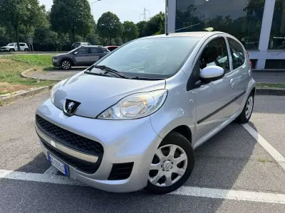 Usata Peugeot 107 Active 68 CV (50 kW) 2011 Argento Utilitaria