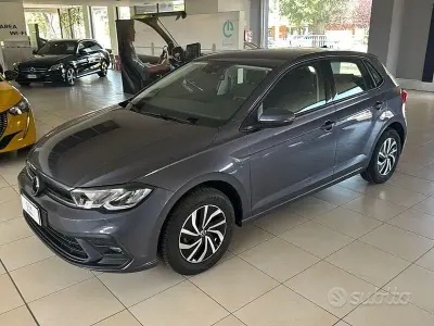 Käytetty VW Polo Life 95 HP (69 kW) 2025 Harmaa Viistoperä