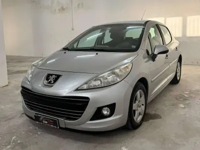 Usata Peugeot 207 73 CV (53 kW) 2011 Argento Berlina
