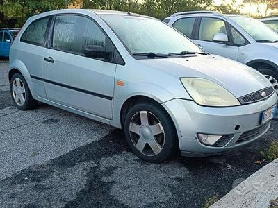 Usata Ford Fiesta Zetec 75 CV (55 kW) 2004 Grigio Utilitaria