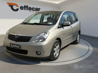 Usata Toyota Corolla Verso 135 CV (99 kW) 2003 Grigio Monovolume