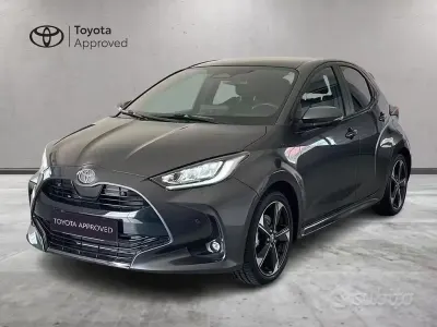 Usata Toyota Yaris Hybrid Lounge 131 CV (96 kW) 2025 Grigio Berlina