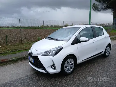 Usata Toyota Yaris 69 CV (50 kW) 2017 Bianco Berlina