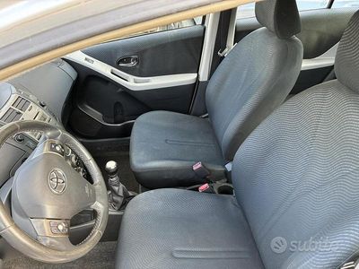 Usata Toyota Yaris 65 CV (47 kW) 2009 Grigio Utilitaria