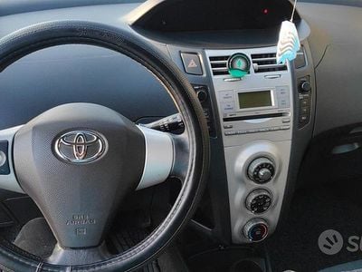 Usata Toyota Yaris 90 CV (66 kW) 2006 Grigio Berlina