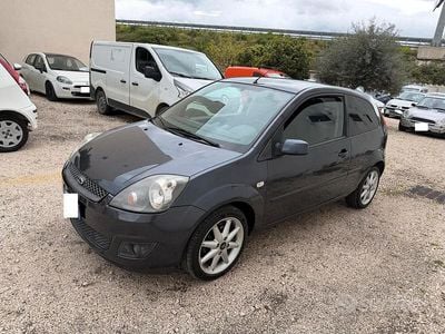 Usata Ford Fiesta Ghia 68 CV (50 kW) 2007 Grigio Utilitaria