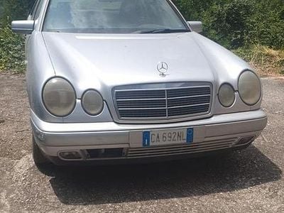 Usata Mercedes E250 113 CV (83 kW) 1998 Grigio Berlina