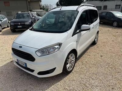 Begagnad Ford Tourneo Courier 101 HK (74 kW) 2015 Vit Minibuss