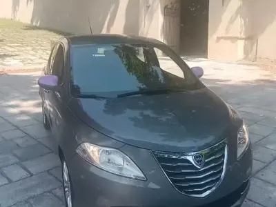 Usata Lancia Ypsilon 69 CV (50 kW) 2015 Grigio Utilitaria