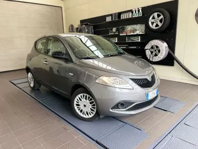 Usata Lancia Ypsilon Silver 69 CV (50 kW) 2017 Grigio Utilitaria