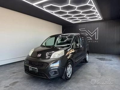 Käytetty Fiat Qubo Lounge 80 HP (58 kW) 2017 Musta Tila-auto