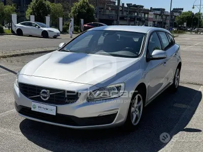 Usata Volvo V60 Business Edition 120 CV (88 kW) 2017 Grigio Station wagon