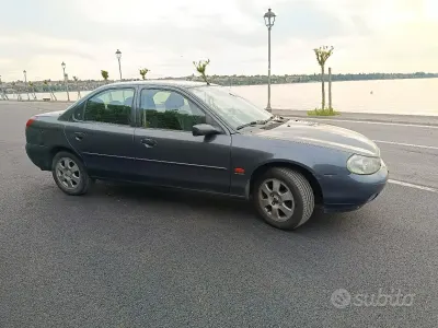 Usata Ford Mondeo Ghia 132 CV (97 kW) 1997 Blu Berlina