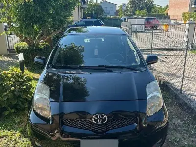 Usata Toyota Yaris Sol 69 CV (50 kW) 2010 Nero Utilitaria