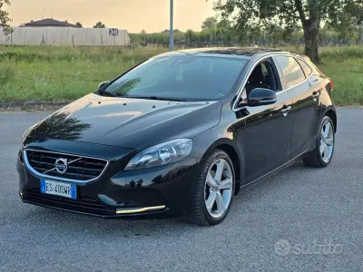 Usata Volvo V40 Summum 115 CV (84 kW) 2013 Nero Berlina