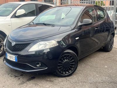 Usado Lancia Ypsilon 69 HP (50 kW) 2018 Preto Citadino