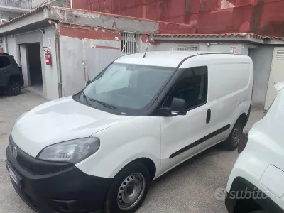 Begagnad Fiat Doblò S 105 HK (77 kW) 2022 Vit Minibuss