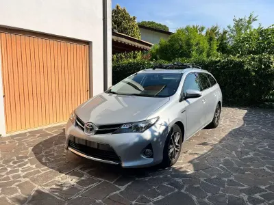 Usata Toyota Auris Hybrid Active 99 CV (72 kW) 2014 Argento Station wagon