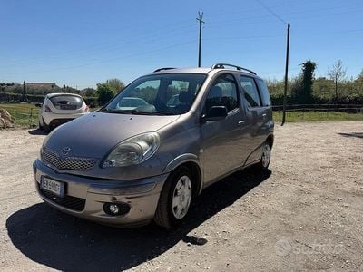 Usata Toyota Yaris Luna 86 CV (63 kW) 2005 Grigio Berlina