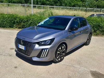 Usata Peugeot 208 Allure 101 CV (74 kW) 2025 Grigio Utilitaria