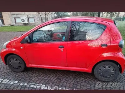 Usata Toyota Aygo 68 CV (50 kW) 2011 Rosso Utilitaria