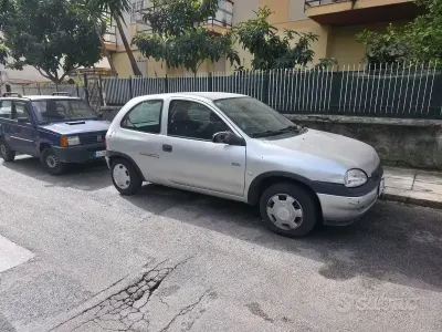 Usata Opel Corsa Edition 54 CV (39 kW) 2000 Grigio Berlina